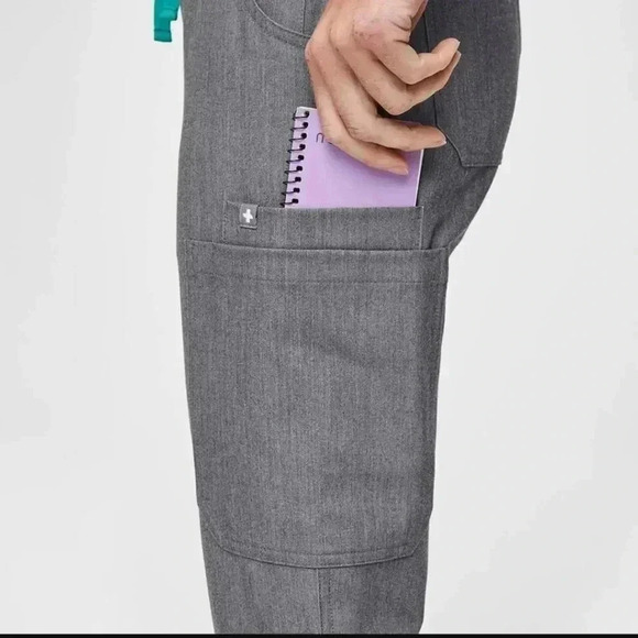 Figs Scrub Set Yola™ Skinny Scrub Pants 2.0 grey And Catrina Three Pocket Top - Picture 4 of 15